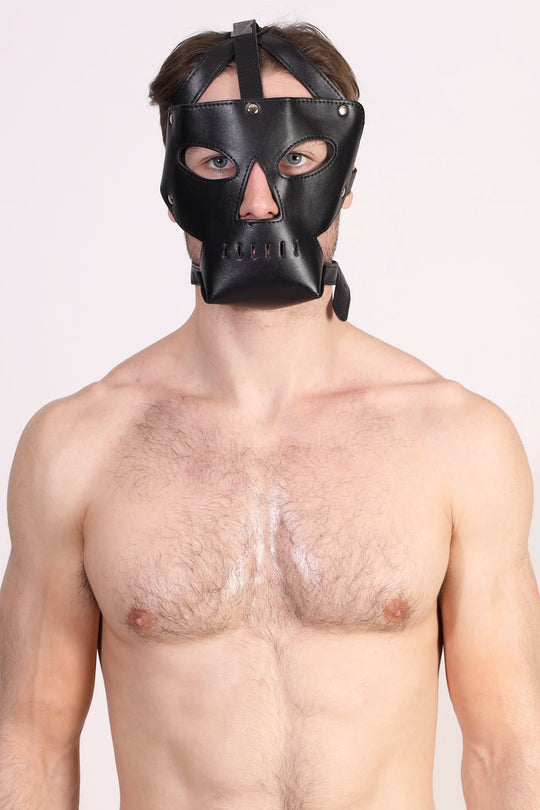 Masque facial en cuir coquin avec découpes pour les yeux et le nez et cage buccale respirante
