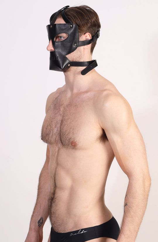 Masque facial en cuir coquin avec découpes pour les yeux et le nez et cage buccale respirante