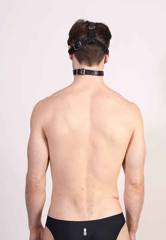Masque facial en cuir coquin avec découpes pour les yeux et le nez et cage buccale respirante