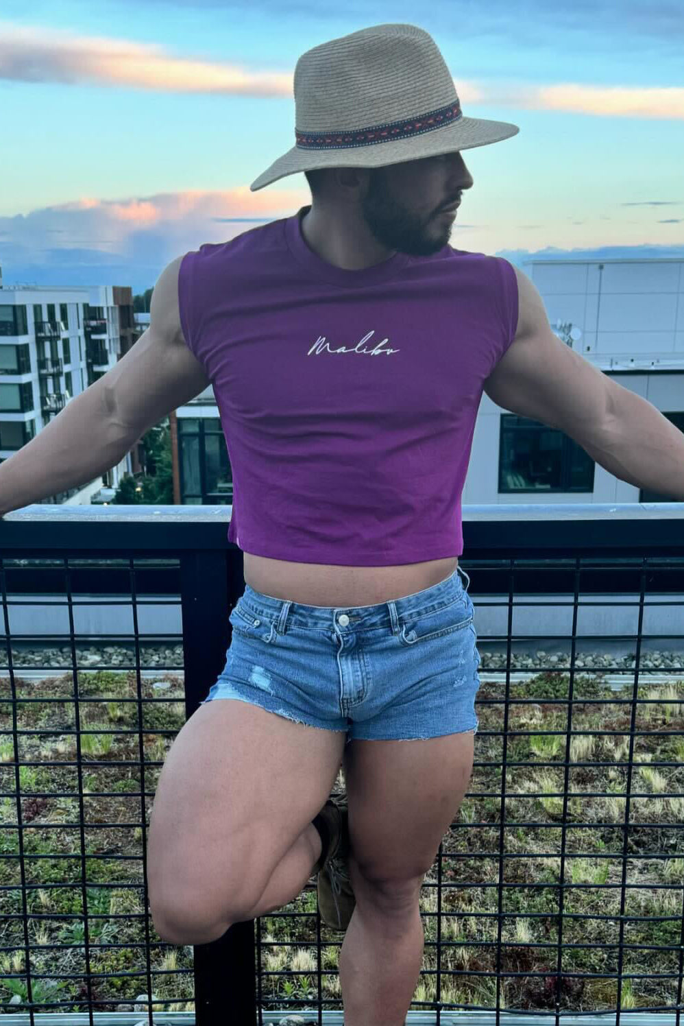 Camiseta de tirantes ajustada Escapism - Logotipo morado y blanco