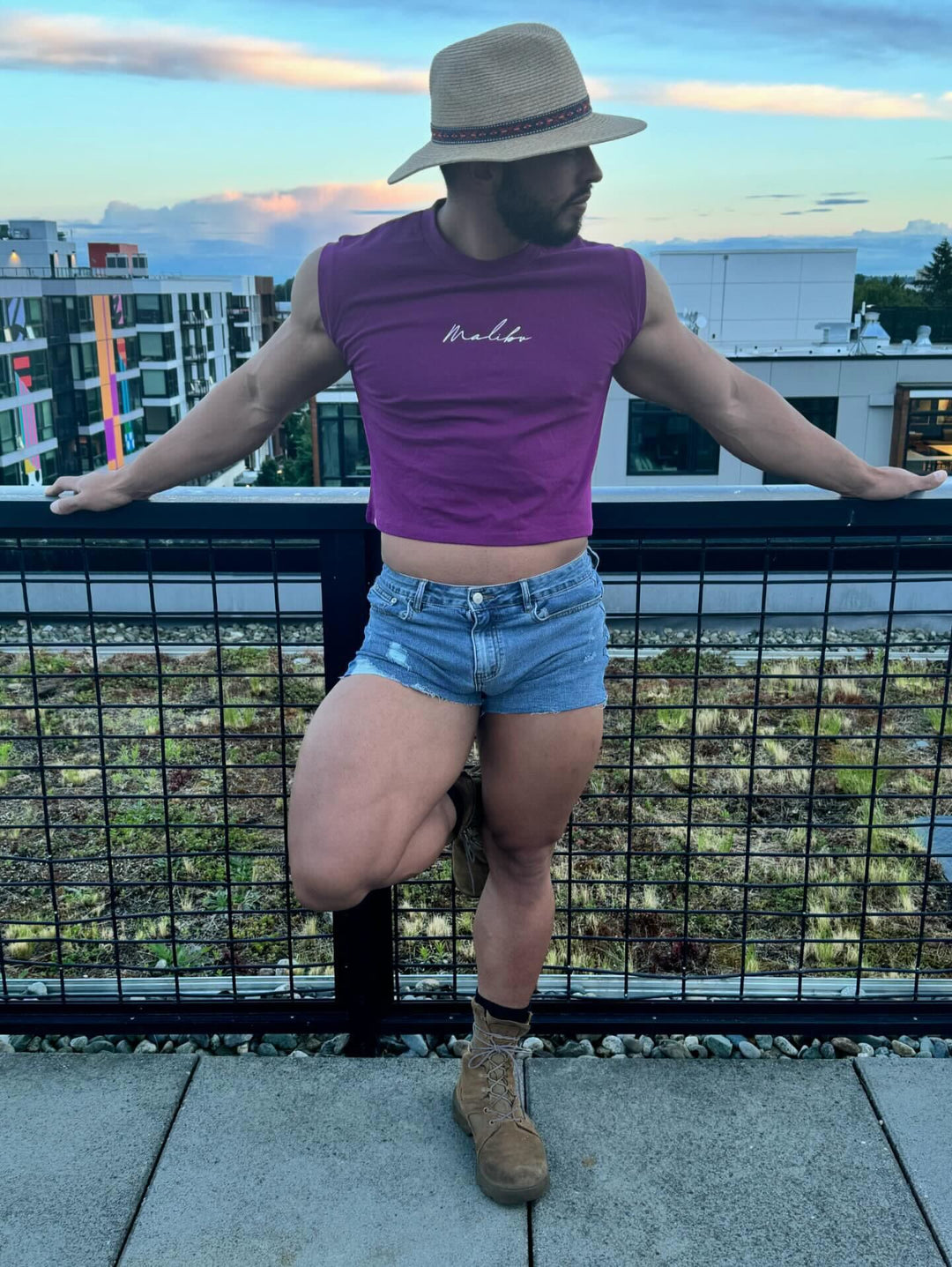 Camiseta de tirantes ajustada Escapism - Logotipo morado y blanco