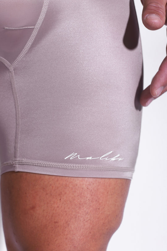 Pantalones cortos ciclistas Lustrous Scrunch-Butt de 16,5 cm - Cosmic Latte