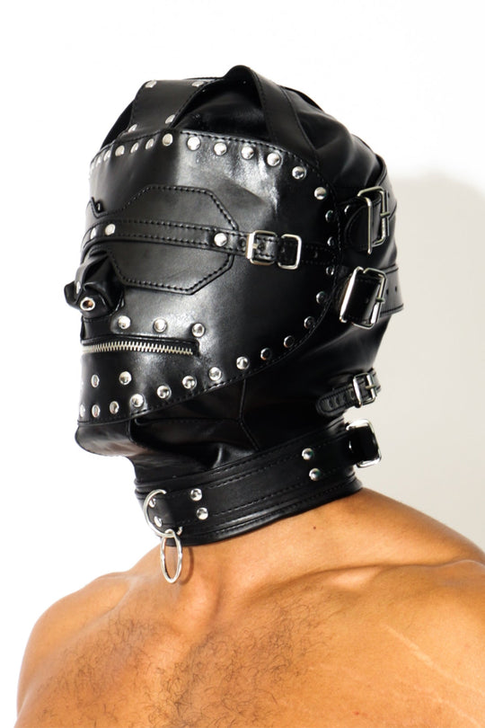 Masque BDSM clouté en cuir végétalien avec ouverture zippée pour la bouche